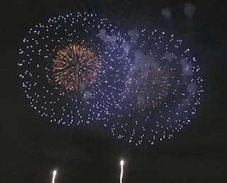 初夏の夜空にサプライズ花火