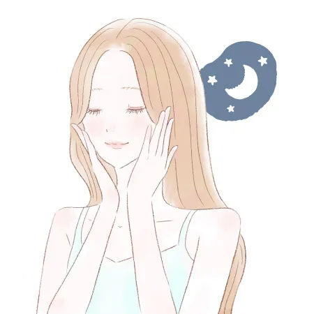 夜のスキンケアで美容液をなじませる